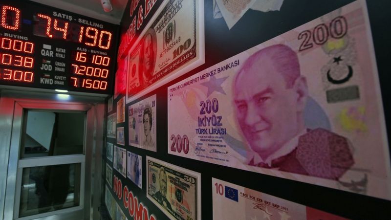 Turcijas liras kursa kāpums mazina spriedzi pasaules akciju tirgos