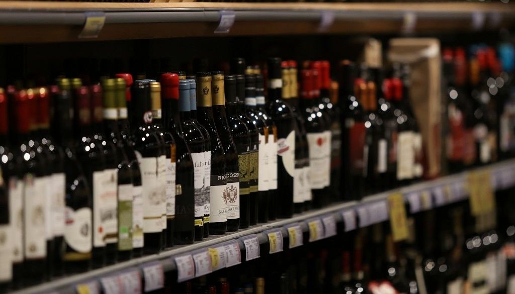 Atliek priekšlikumu par alkohola norobežošanu veikalā, dodot laiku ministrijām to izdiskutēt