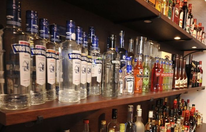 Alkohola pircējiem līdz 25 gadiem būs jāuzrāda dokumenti; veikaliem neļaus krāpties ar tirdzniecību nakts laikā