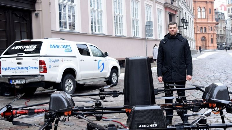 Ar robotisko roku mazgās vēja ģeneratorus Ziemeļeiropā