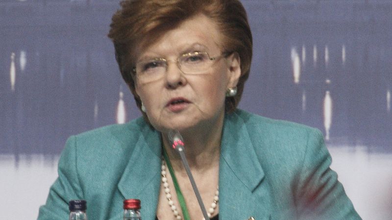 Eksprezidente: jāskatās uz visiem zirgiem un ēzeļiem