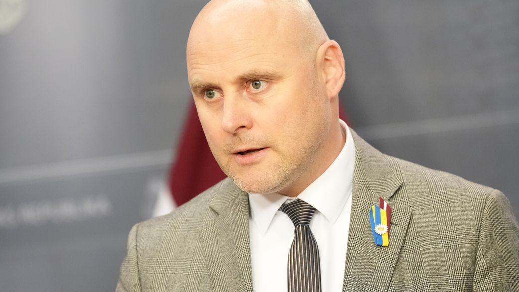 Premjers uz 30 dienām aptur lielos IKT iepirkumus to izvērtēšanai