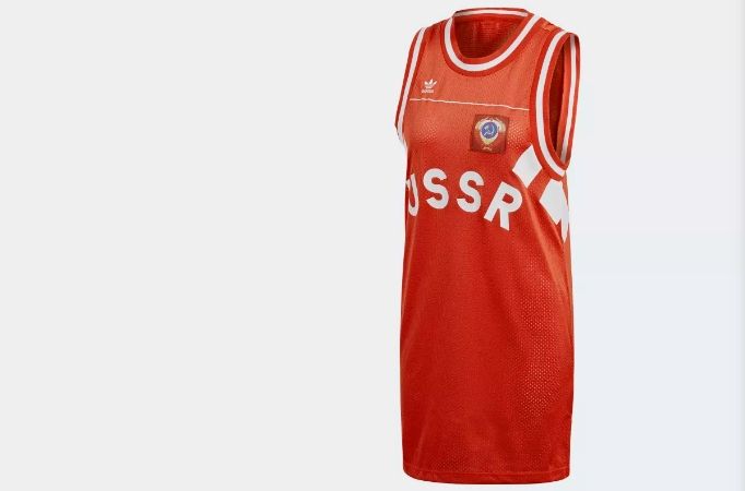 Adidas no piedāvājuma izņēmuši kreklu ar Padomju Savienības simboliku