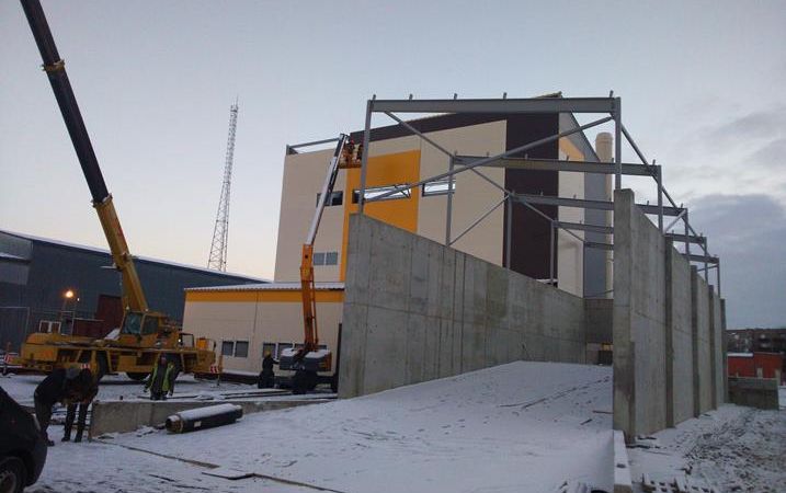 Papildināta ar foto -  Aizkrauklē par 5,8 miljoniem eiro uzbūvēta jauna šķeldas katlu māja