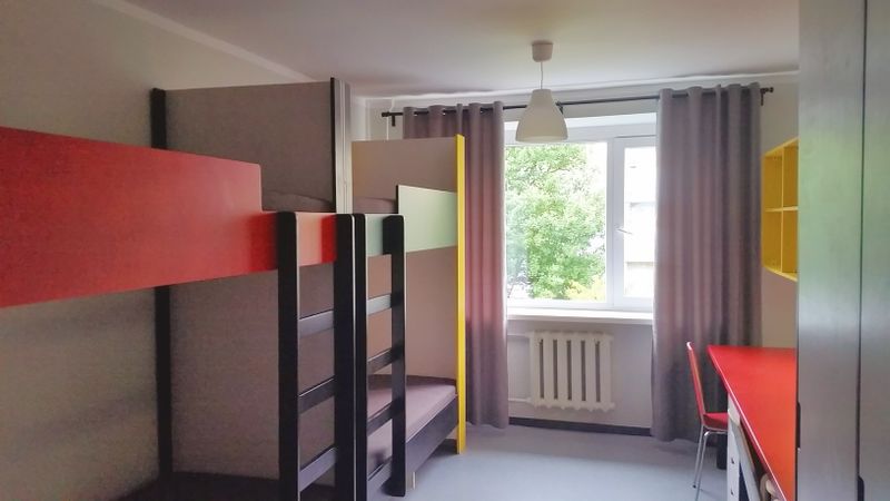 Papildināta ar foto: Biznesa augstskolā Turība labiekārtota studentu viesnīca