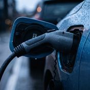 Degvielas cenas tuvojas robežai, kas var paātrināt pāreju uz elektroauto
