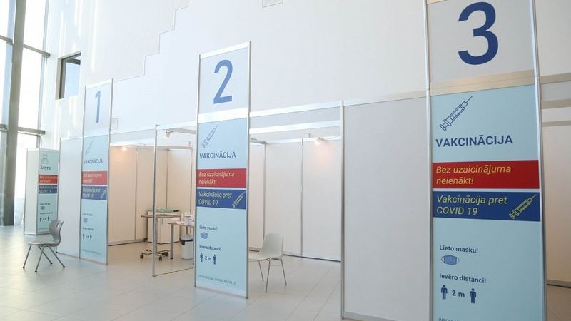 Latvijā uz laiku aptur vakcināciju ar AstraZeneca vakcīnu