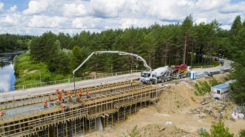 FOTO: Tiltam pār Gauju Strenčos uzbūvēti jauni dzelzsbetona laidumi