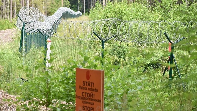 Žoga ierīkošanu uz robežas kavē problēmas piegādāt dzeloņstieples noteiktā laikā