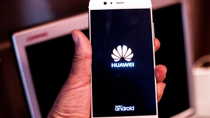 Tramps: Huawei ir kaut kas ļoti bīstams, bet, iespējams, tiks iekļauts tirdzniecības līgumā