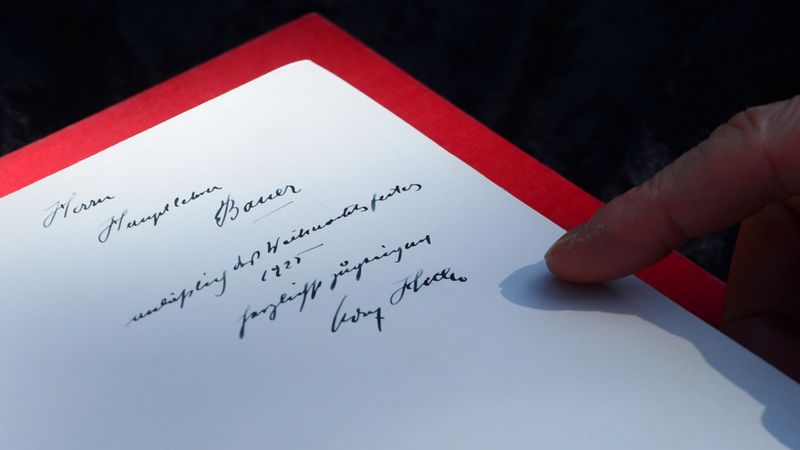 Izsolīs «Mein Kampf» grāmatas ar Hitlera parakstiem