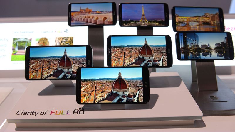 LG viedtālruņa PR pasākuma apmeklētāji ierodas ar pneimatiskajiem ieročiem