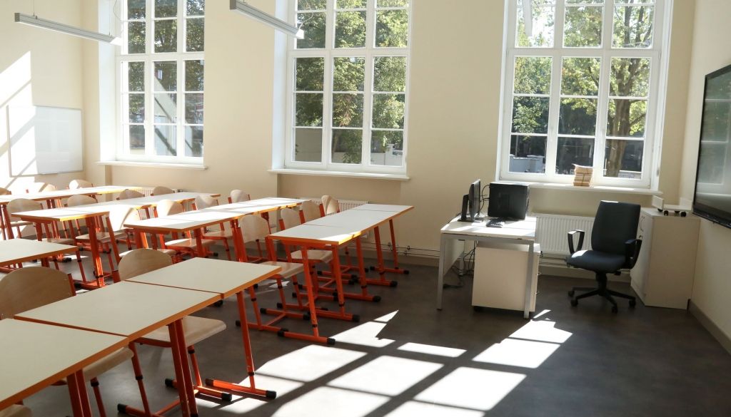 Pedagogi Latvijā saņem uz pusi zemāku atalgojumu nekā OECD valstīs vidēji