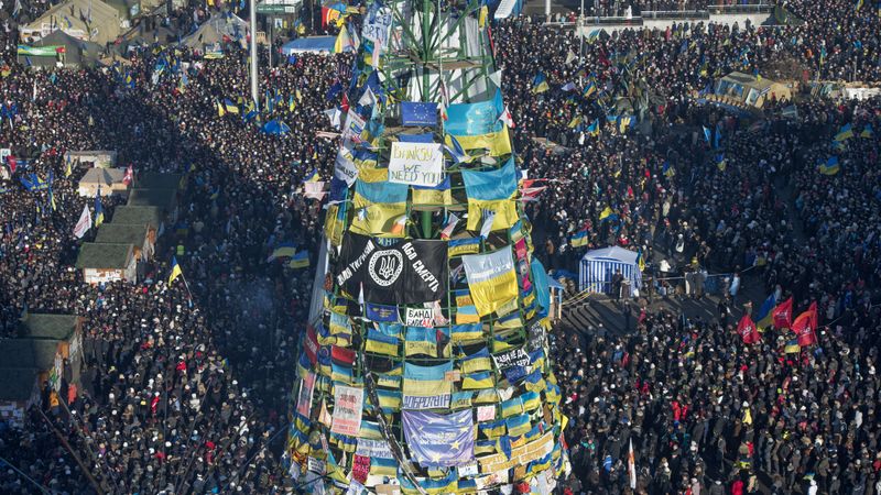 Ukraiņi turpina protestēt; Kijevā pulcējas 100 tūkstoši cilvēku