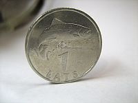 Latu likmes nedēļu sāk ar nelielu kritumu