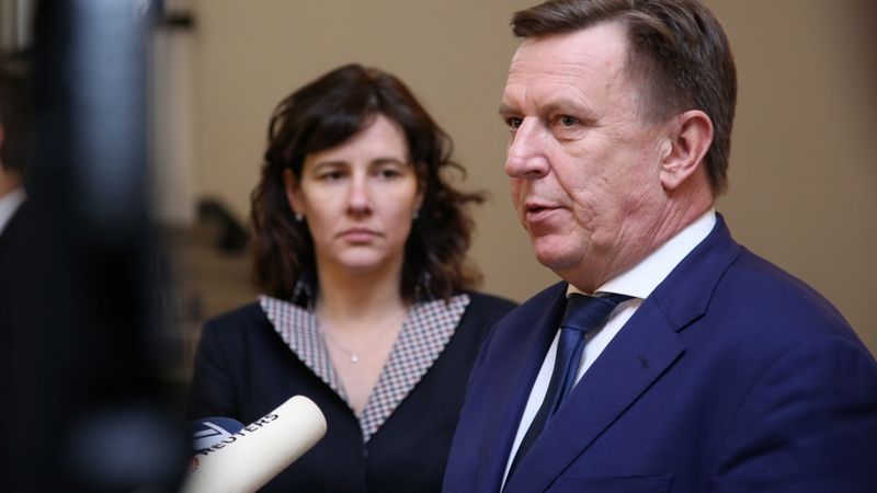 Kučinskis un Reizniece-Ozola Norvik bankas aktivitātes medijos uzskata par vēršanos pret valsti