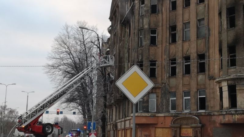 Jau trešo dienu turpina dzēst ugunsgrēku sešstāvu ēkā Kalnciema ielā