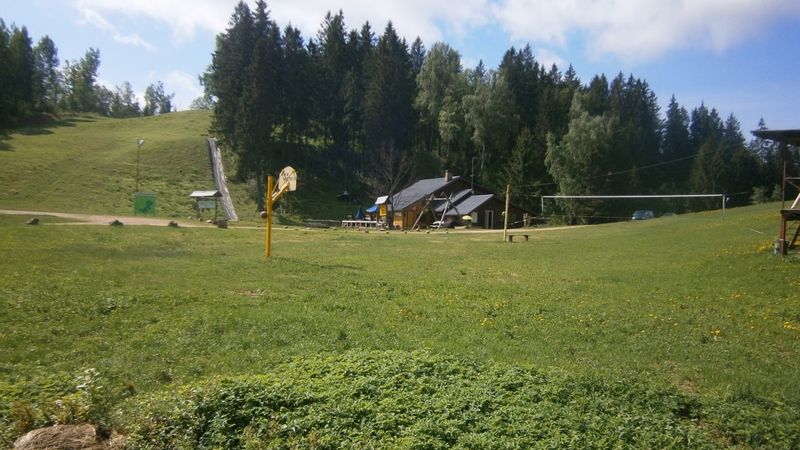 Atpūtas bāzē Gaiziņš nodedzis sniega ražošanas inventārs un pacēlāju tehnika