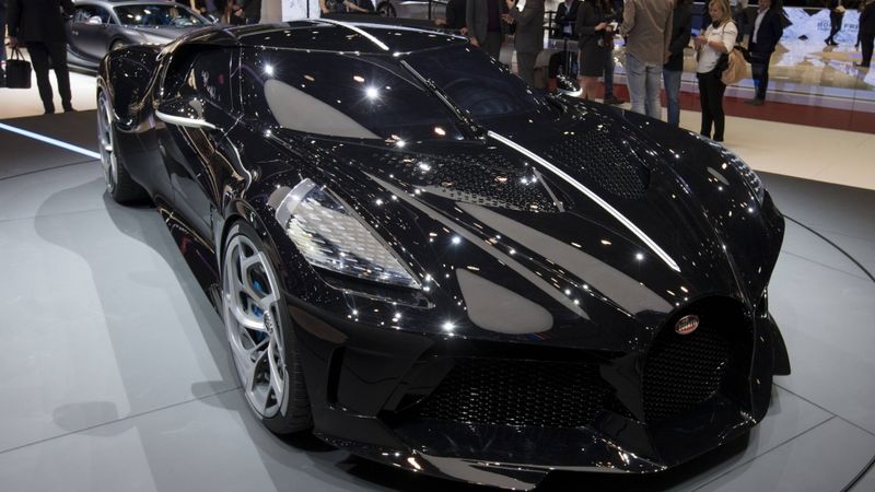 FOTO: Bugatti izveidojis pasaulē dārgāko automašīnu