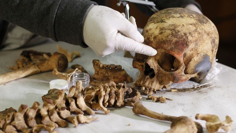 Peru atklāj karaliskās kapenes ar dārglietām, mūmijām un skeletiem