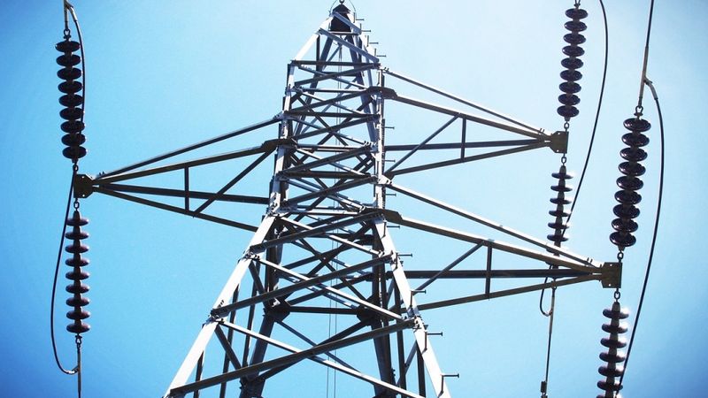 Elektroenerģijas cenu atšķirību Baltijas valstīs rada tehniskie darbi pārvades līnijās