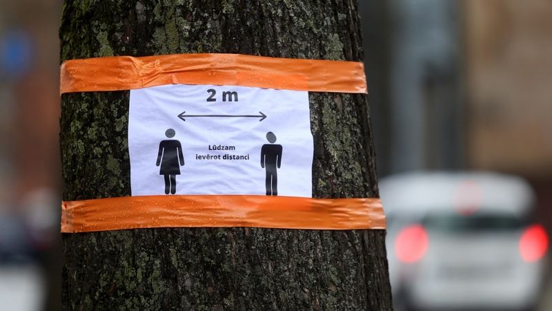 Pieļauj prasību atsevišķās publiskās vietās obligāti lietot sejas maskas