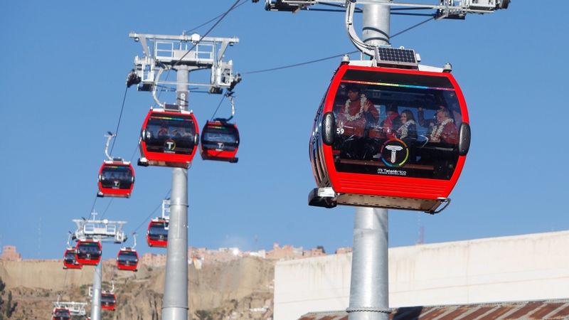 Ieguldot 234 miljonus, sāk kursēt pasaulē augstākais gaisa tramvajs