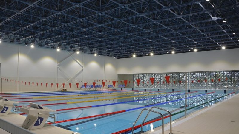 FOTO: Valmieras peldbaseins pieņemts ekspluatācijā ar noteikumu kontrolēt jumta struktūrplātnes izlieces
