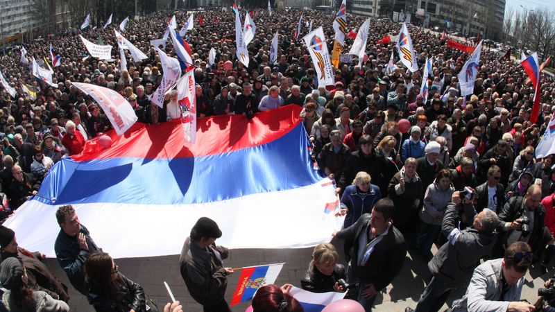 Ukrainas austrumu pilsētās prokrieviskie demonstranti uzbrūk administrācijas ēkām; paceļ Krievijas karogus