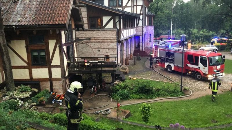 FOTO: Zibens spēriens aizdedzinājis Annas koku skolas jumtu