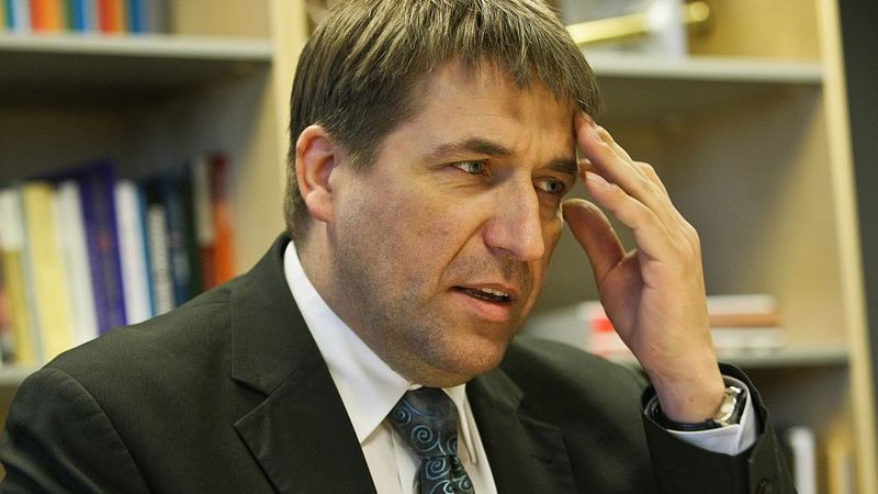 Kamparam naudu avansā iedevis anonīms investors