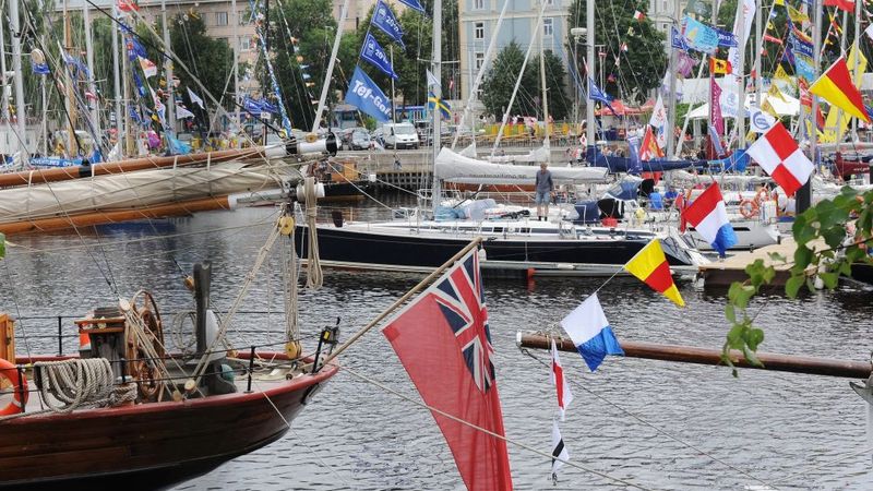 Rīga sagaidījusi burukuģu un jahtu regates dalībniekus
