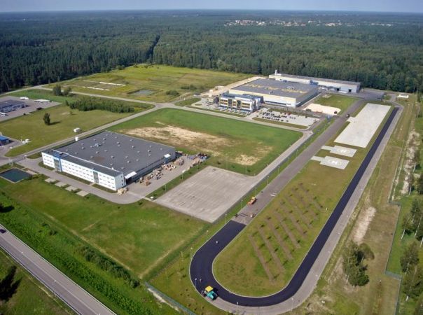 Drošas braukšanas skola sadarbībā ar AMO Plant izveido autoskolu
