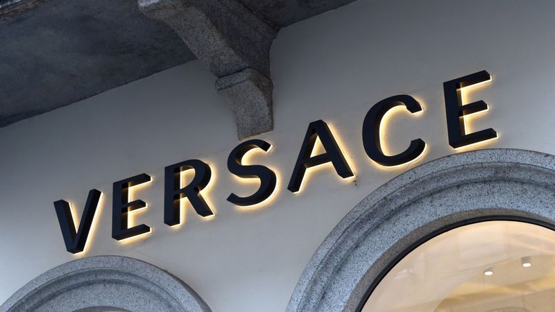 Michael Kors pārņem Versace; zīmola veikalu skaitu plāno palielināt par 50%