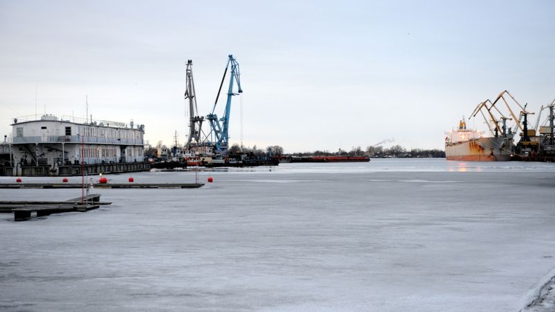 Rīgas ostā pērn pārkrauto kravu apmērs samazinājies par 20,1%