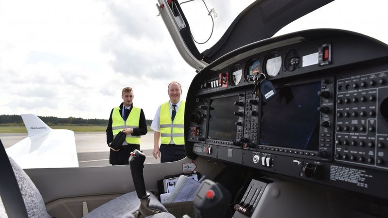 FOTO: Db.lv viesojas topošo airBaltic pilotu treniņbāzē Liepājā