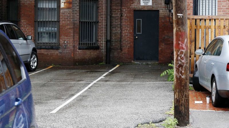 Divas autostāvvietas Bostonā izsola par pusmiljonu