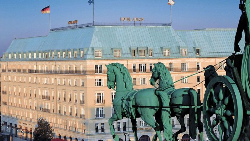 Vācijas lielākās bankas vadītāji par izmaksu samazināšanu runās valstī glaunākajā viesnīcā