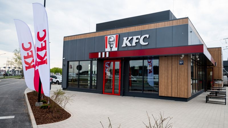 KFC Dreiliņos atvēris jaunu ēstuvi ar auto kasi