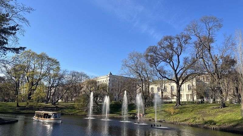 Rīgas kanālā darbu sākusi jauna izgaismota strūklaka