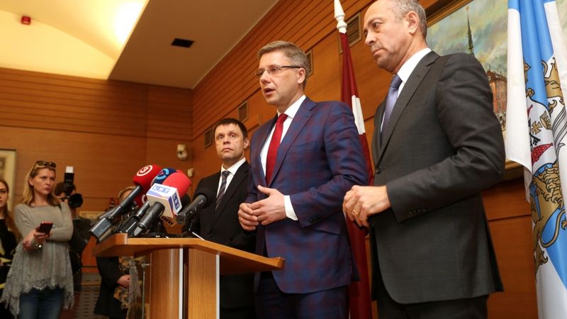 Papildināta - Ušakovs neatstās mēra kabinetu un darbu turpinās visi viņa biroja darbinieki