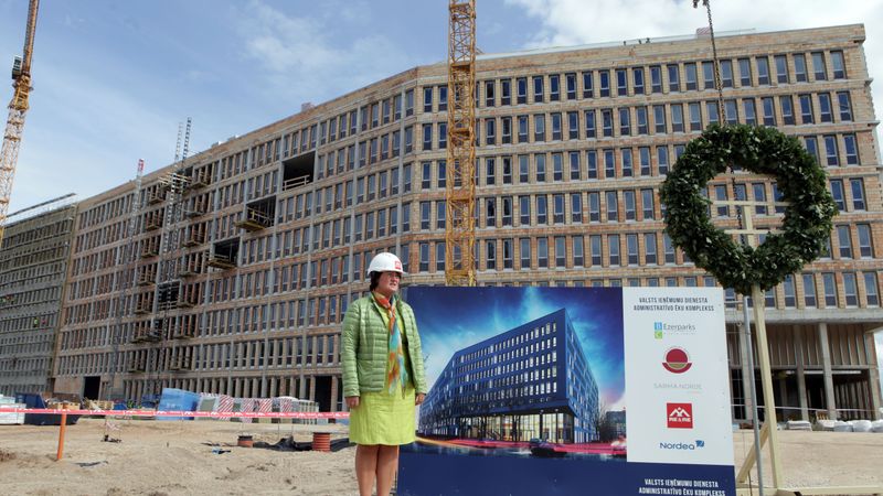 Būvnieks spēj uzrādīt papīrus tikai par piektdaļu VID ēkā ievietoto logu