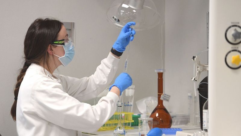 AstraZeneca: Covid-19 vakcīna varētu būt gatava jau šī gada beigās