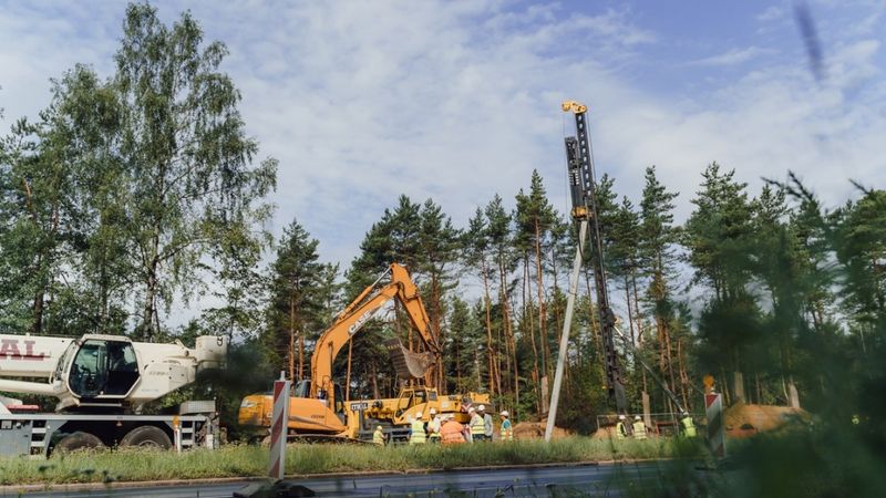 FOTO: Sāk būvēt 45 miljonus eiro vērto satiksmes pārvadu Sarkandaugavā