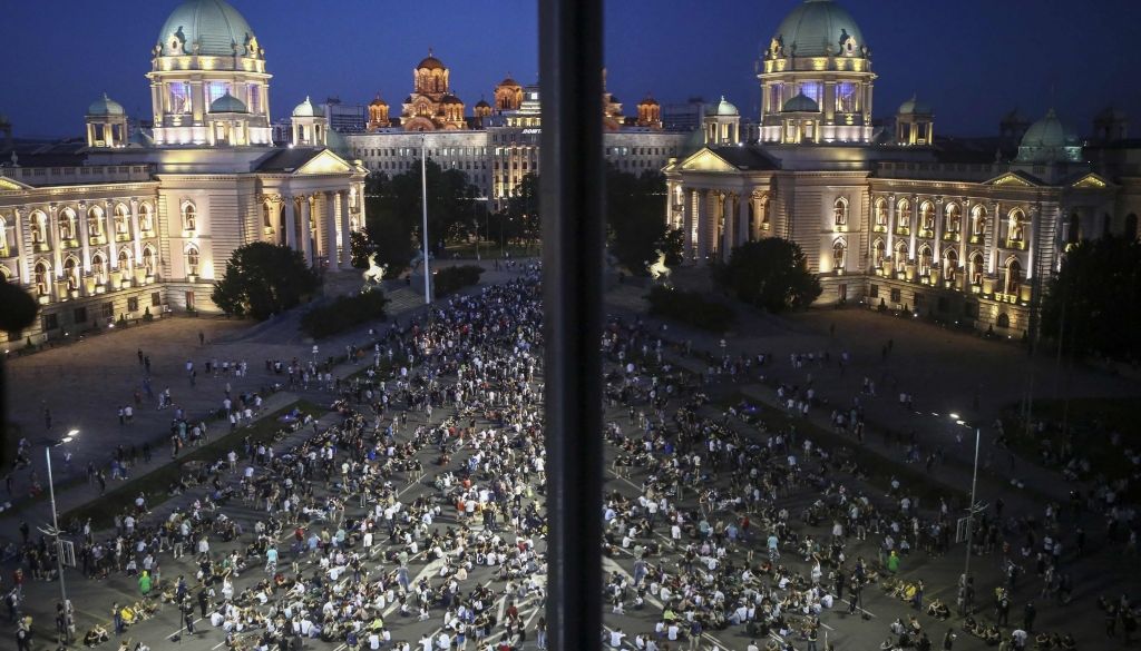 Serbijā trešo dienu turpinās protesti