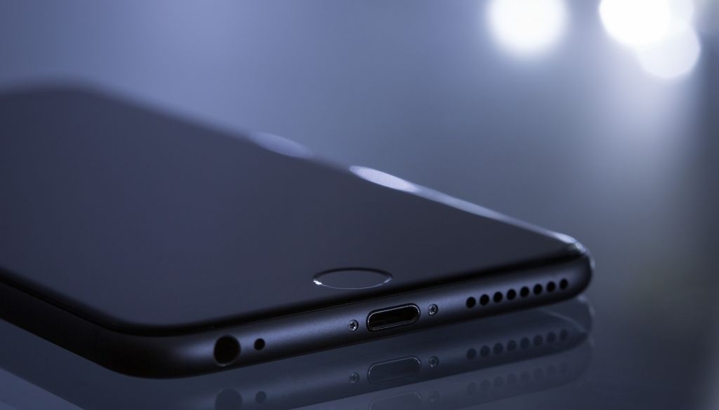 Pusvadītāju deficīta dēļ Apple samazina iPhone 13 ražošanas apjoma prognozi