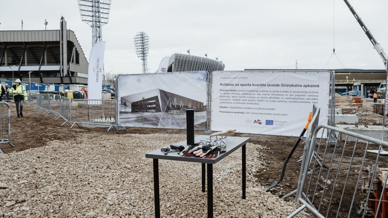 Iemūrē kapsulu Daugavas stadiona vieglatlētikas manēžai