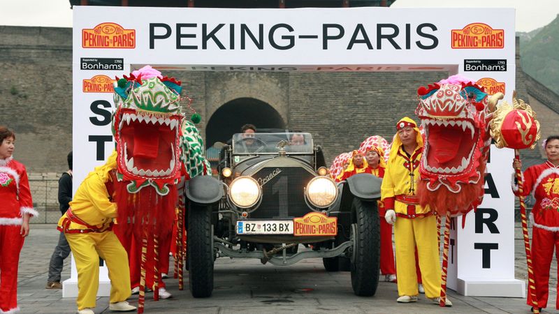 No Pekinas līdz Parīzei caur Gobi tuksnesi - sākas retro auto ceļojums