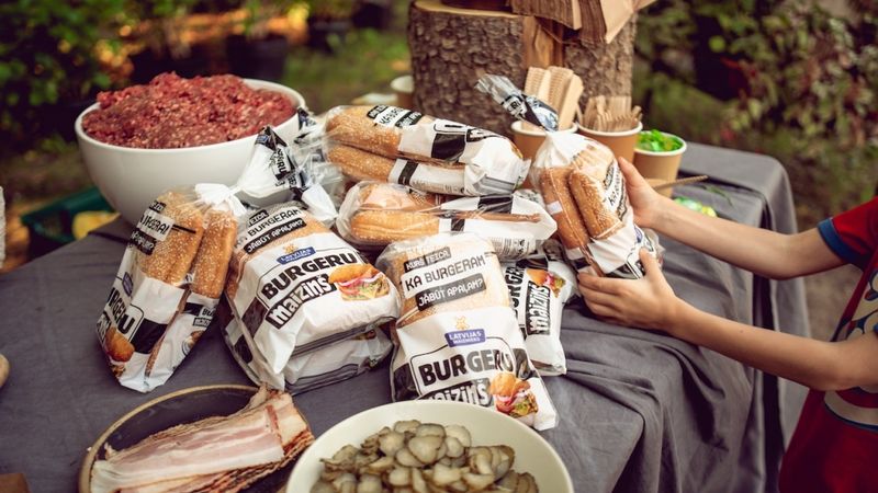Latvijas Maiznieks uzsāk proteīna un burgeru porcijmaizīšu ražošanu