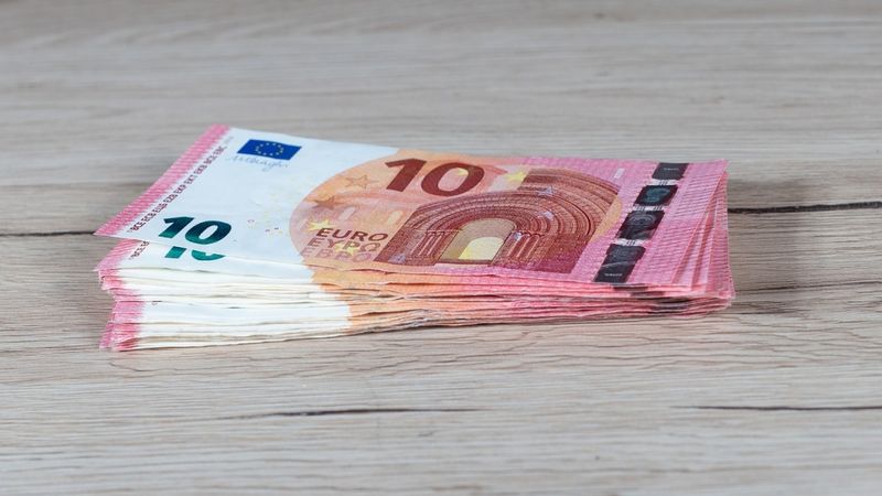 Aptauja: Normālai dzīvošanai nepieciešamie ikmēneša ienākumi sarukuši par 130 eiro